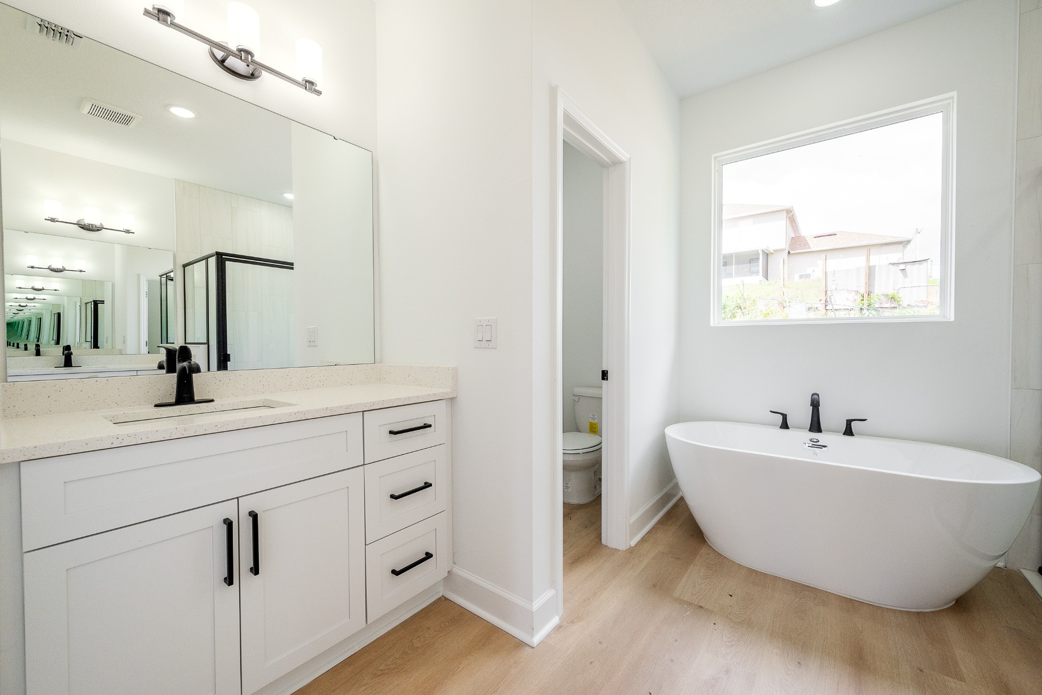 3029 Lagoon Avenue primary bath